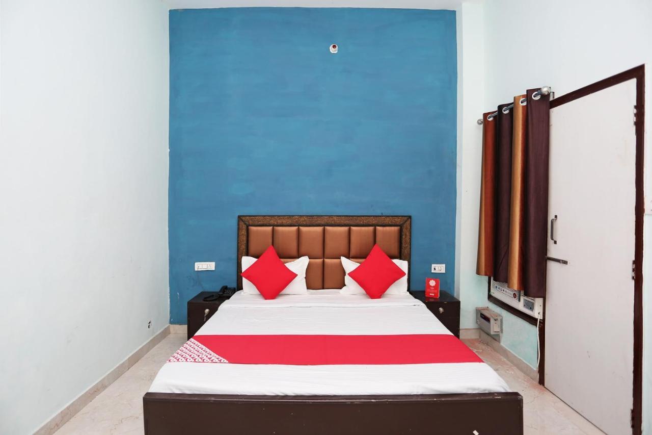 Oyo 29517 Hotel Barsana Palace Chhata Buitenkant foto