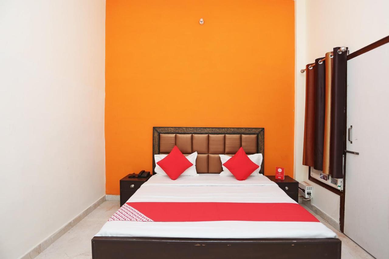 Oyo 29517 Hotel Barsana Palace Chhata Buitenkant foto