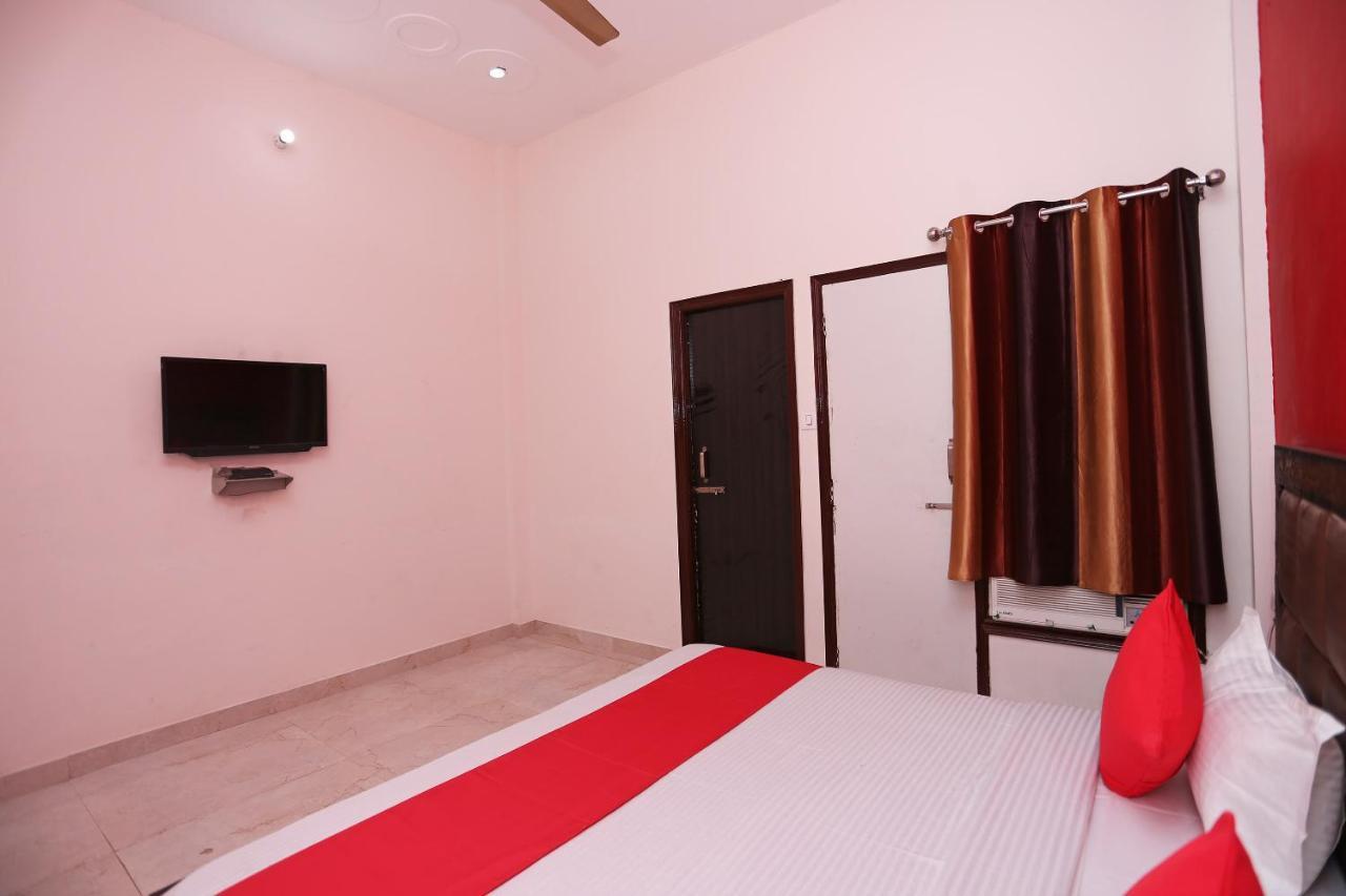 Oyo 29517 Hotel Barsana Palace Chhata Buitenkant foto