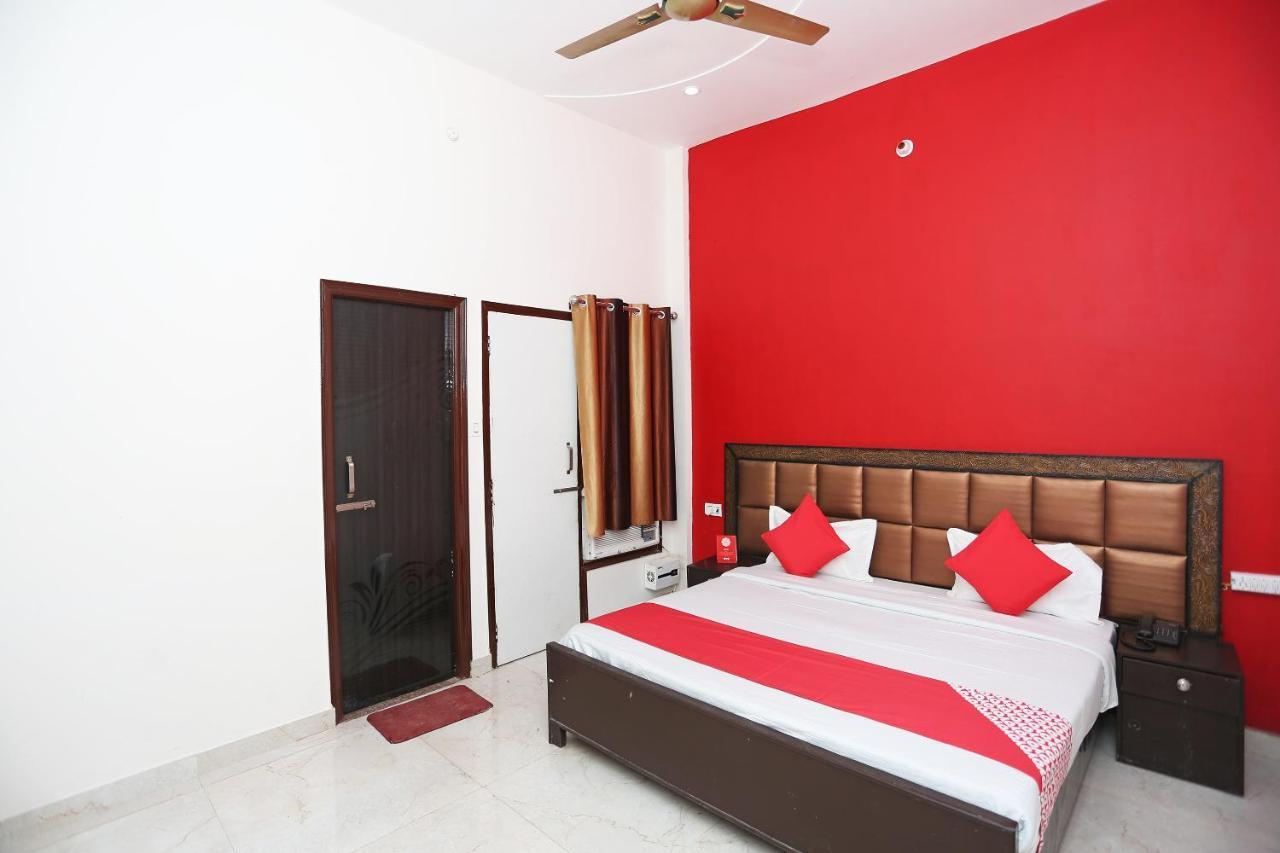 Oyo 29517 Hotel Barsana Palace Chhata Buitenkant foto
