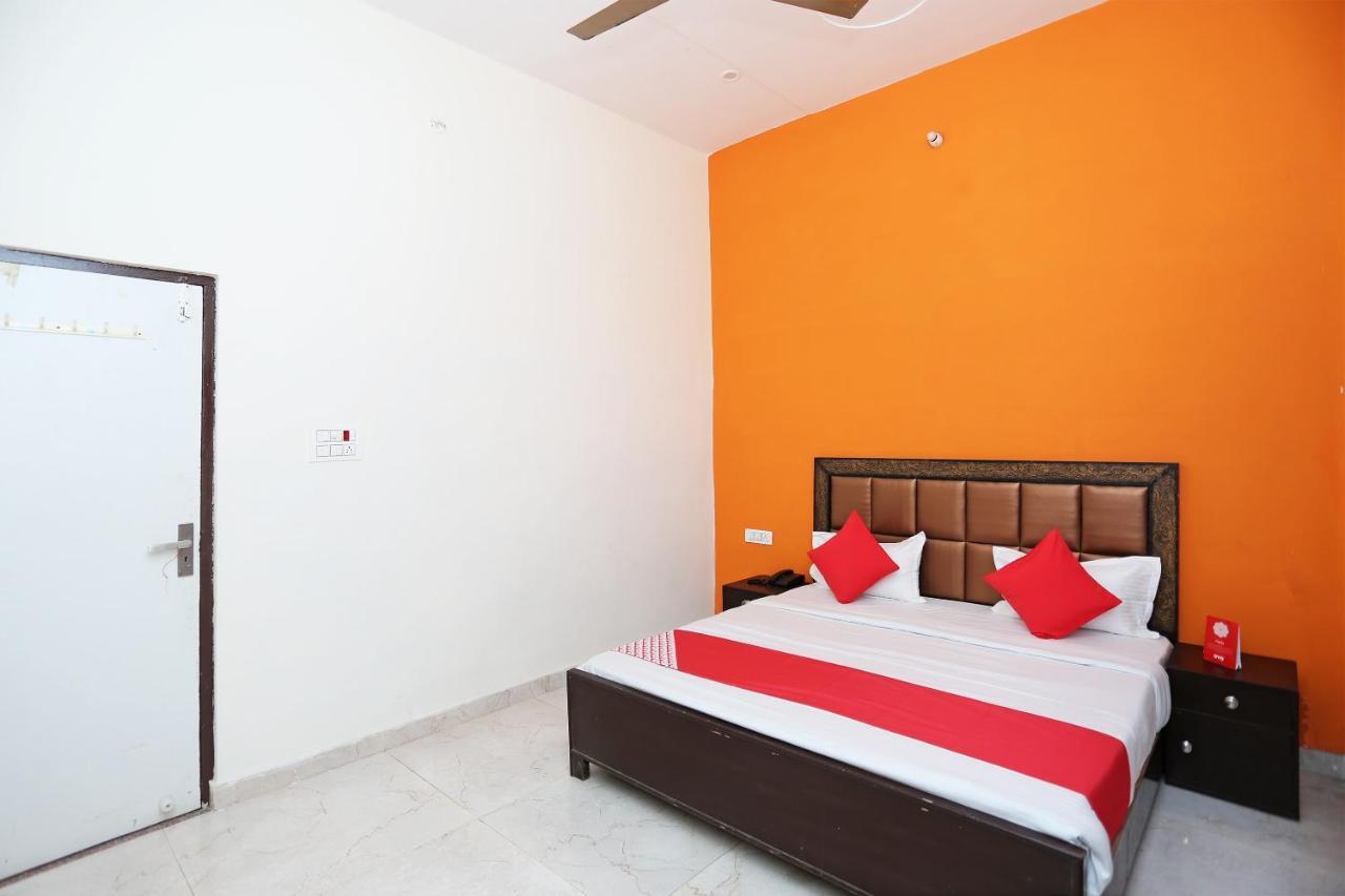 Oyo 29517 Hotel Barsana Palace Chhata Buitenkant foto