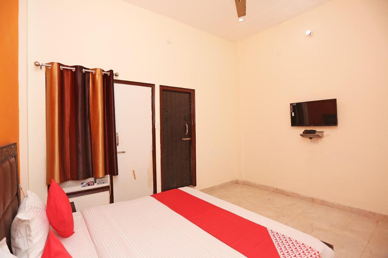 Oyo 29517 Hotel Barsana Palace Chhata Buitenkant foto