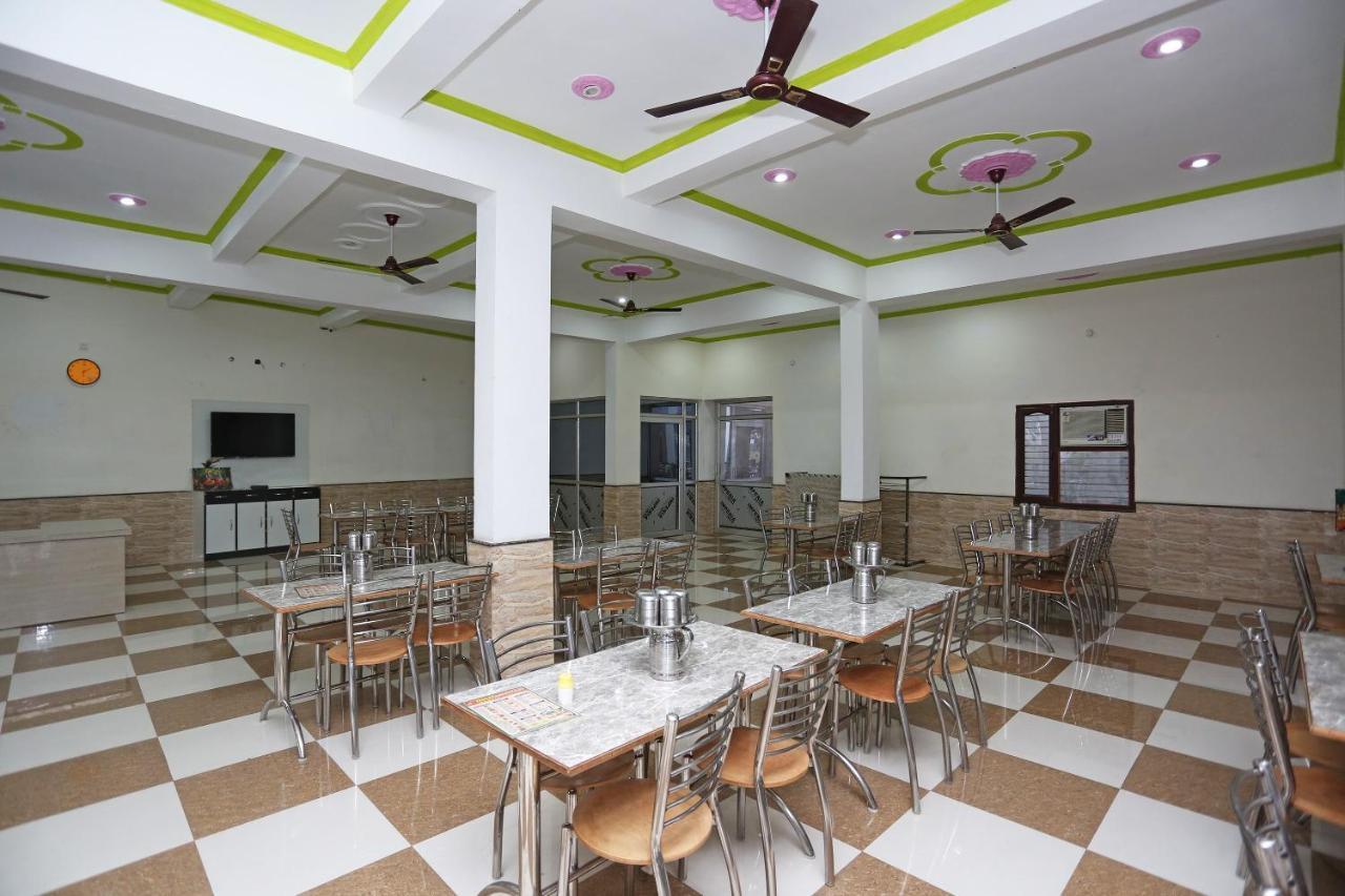 Oyo 29517 Hotel Barsana Palace Chhata Buitenkant foto