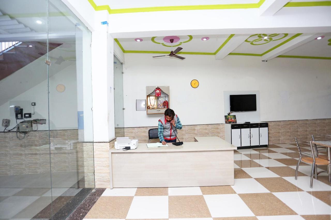 Oyo 29517 Hotel Barsana Palace Chhata Buitenkant foto